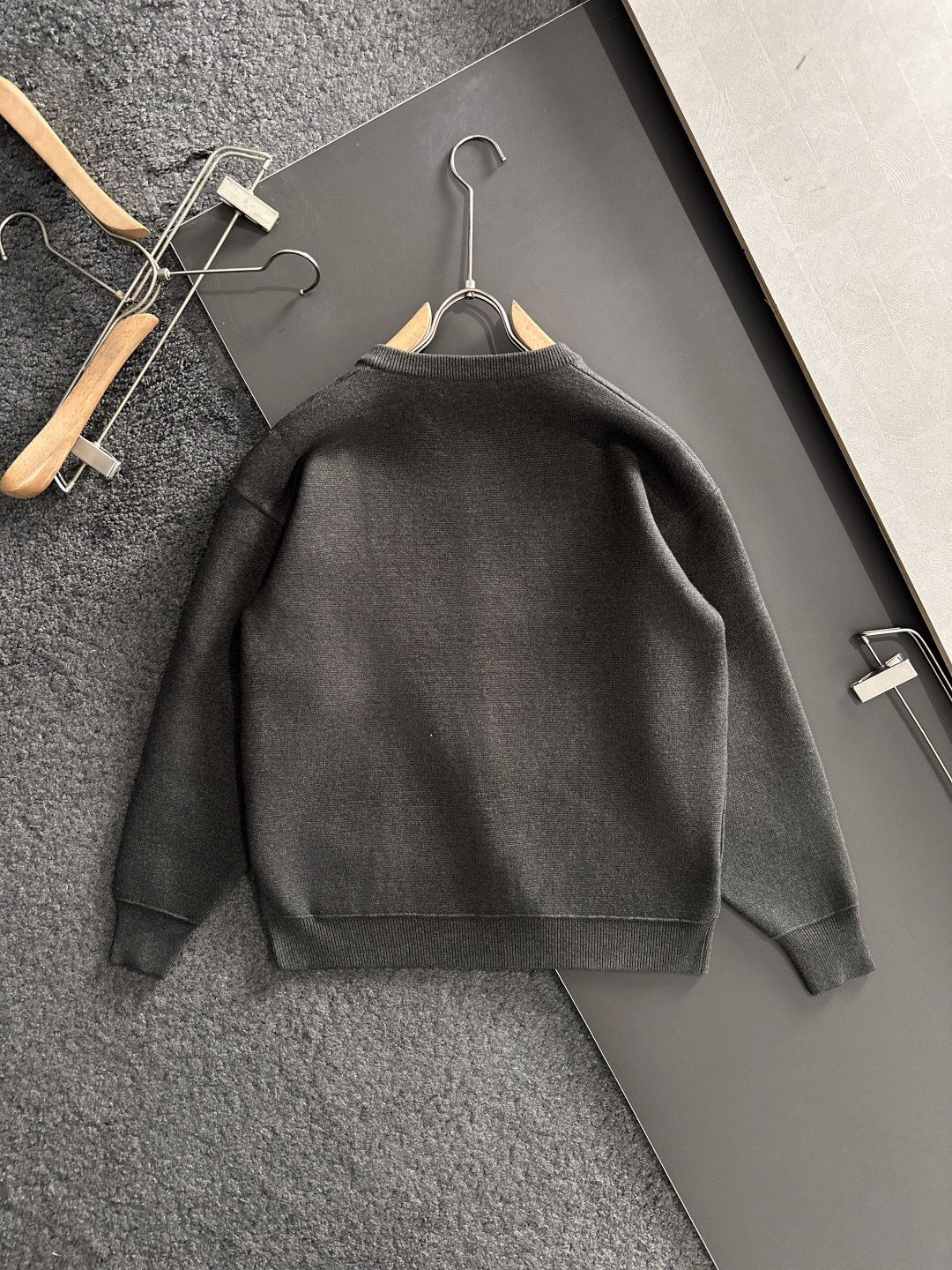 MIU MIU 2025秋冬最新品，专柜同步有售，原单狠货，时尚休闲针织开衫毛衣，上身舒适！吸睛而有亮点