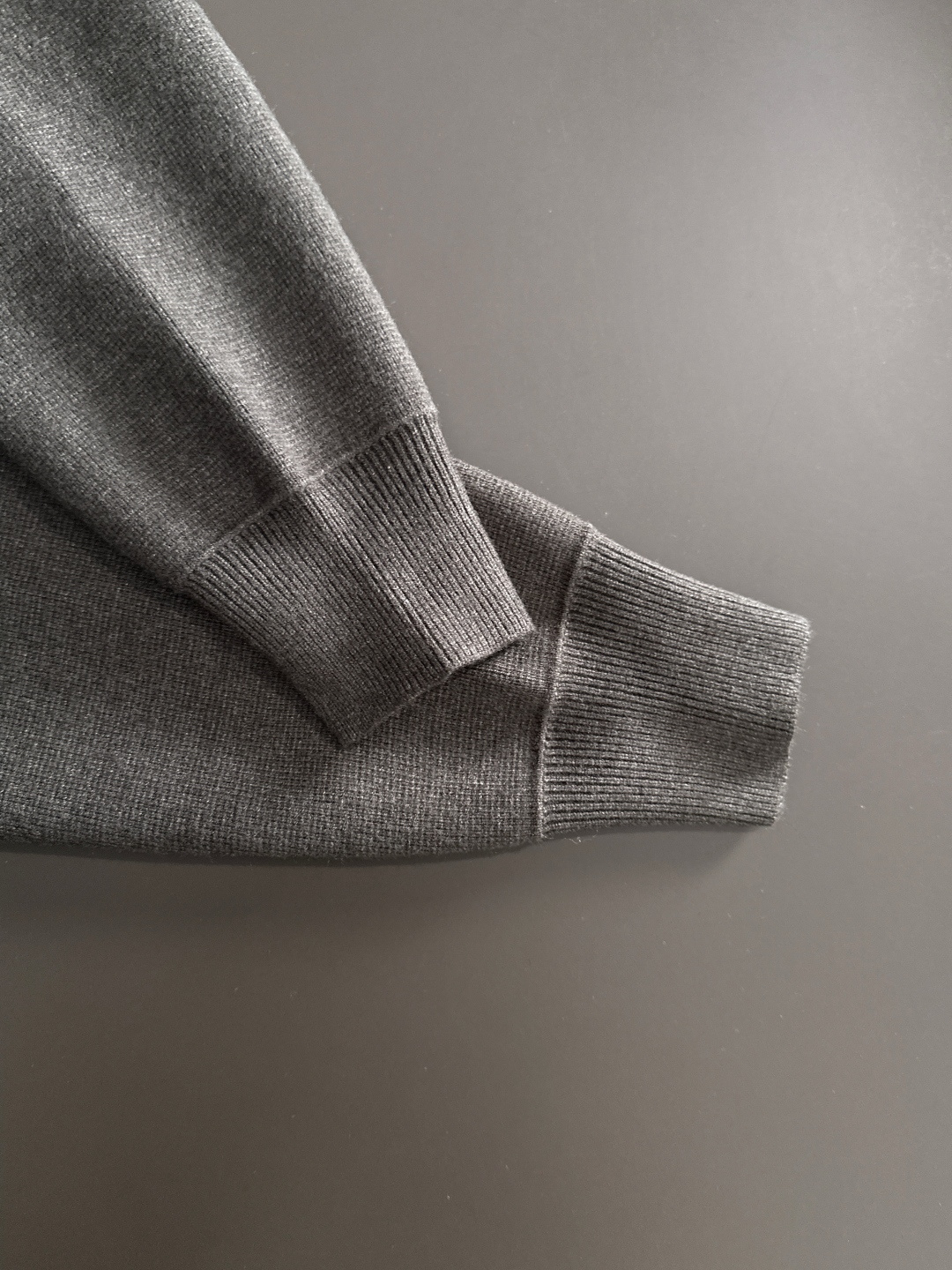 MIU MIU 2025秋冬最新品，专柜同步有售，原单狠货，时尚休闲针织开衫毛衣，上身舒适！吸睛而有亮点