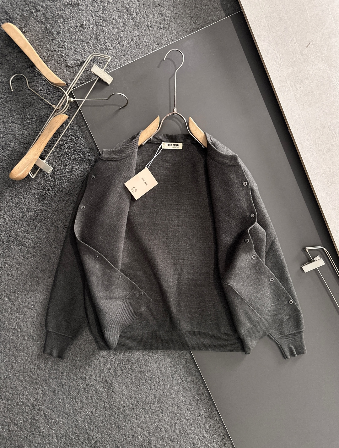 MIU MIU 2025秋冬最新品，专柜同步有售，原单狠货，时尚休闲针织开衫毛衣，上身舒适！吸睛而有亮点
