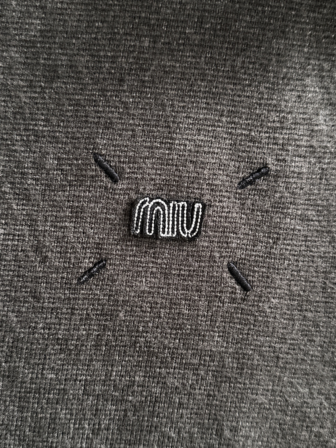 MIU MIU 2025秋冬最新品，专柜同步有售，原单狠货，时尚休闲针织开衫毛衣，上身舒适！吸睛而有亮点