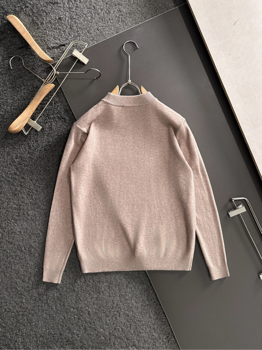 lP🆕 英伦雅痞绅士老钱们强烈推荐 经典圆领绵羊毛毛衣 经典刺绣低调奢华简约设计 保暖舒适 有型商务通勤