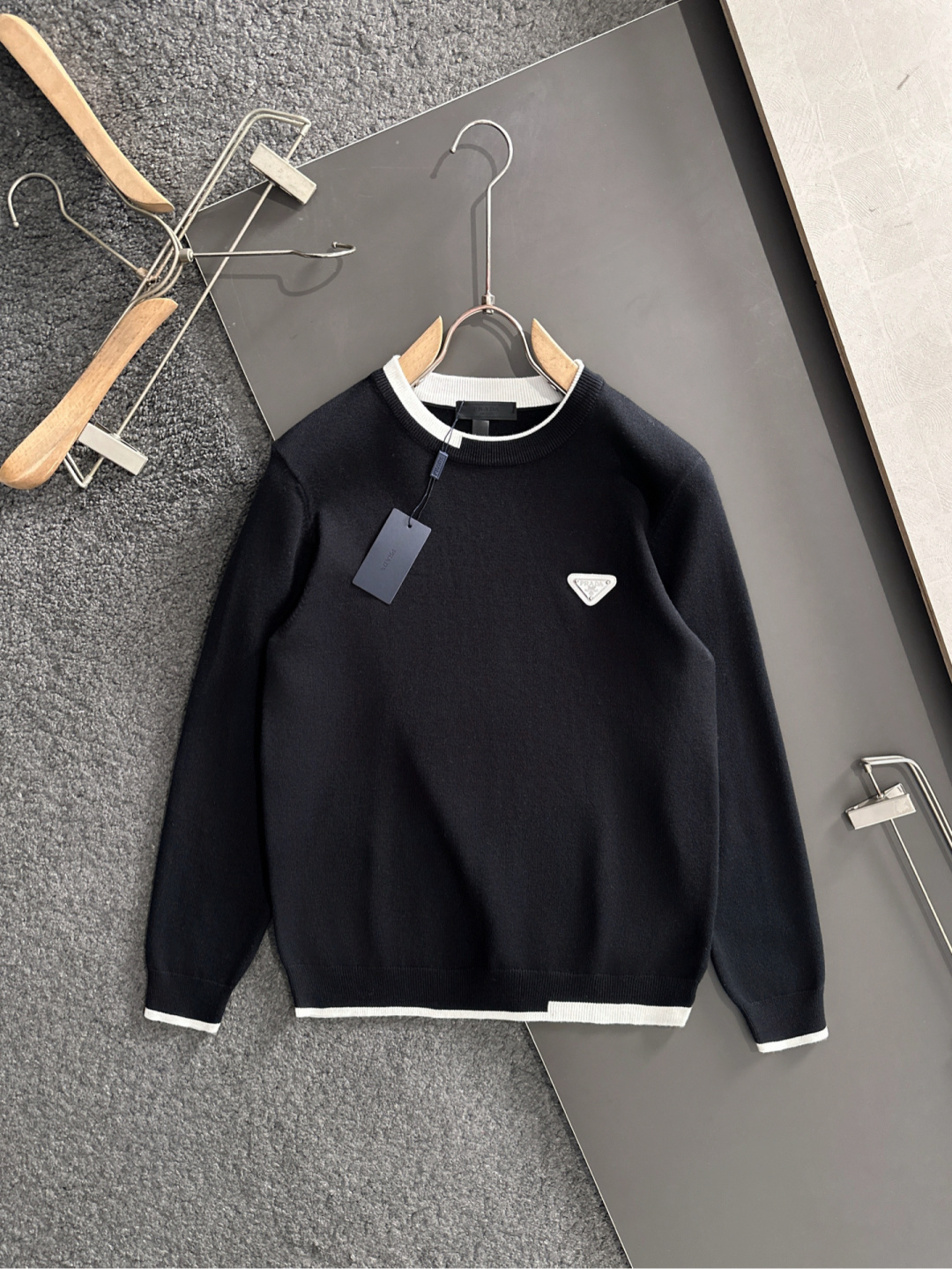 PRAD 2025SS秋冬刺绣新款简约圆领针织毛衣，精致工艺专柜面料，顶级元素融合打造，经典3标齐全，潮