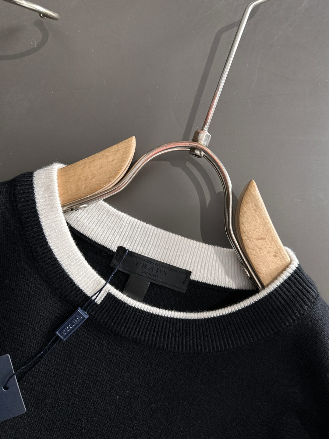 PRAD 2025SS秋冬刺绣新款简约圆领针织毛衣，精致工艺专柜面料，顶级元素融合打造，经典3标齐全，潮