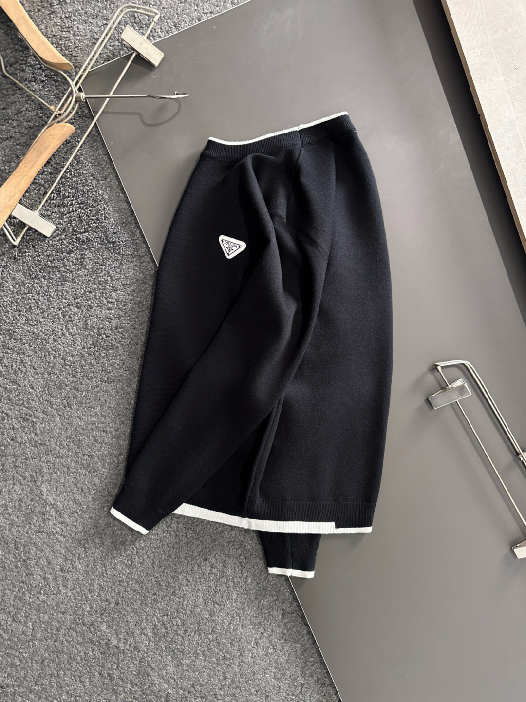 PRAD 2025SS秋冬刺绣新款简约圆领针织毛衣，精致工艺专柜面料，顶级元素融合打造，经典3标齐全，潮