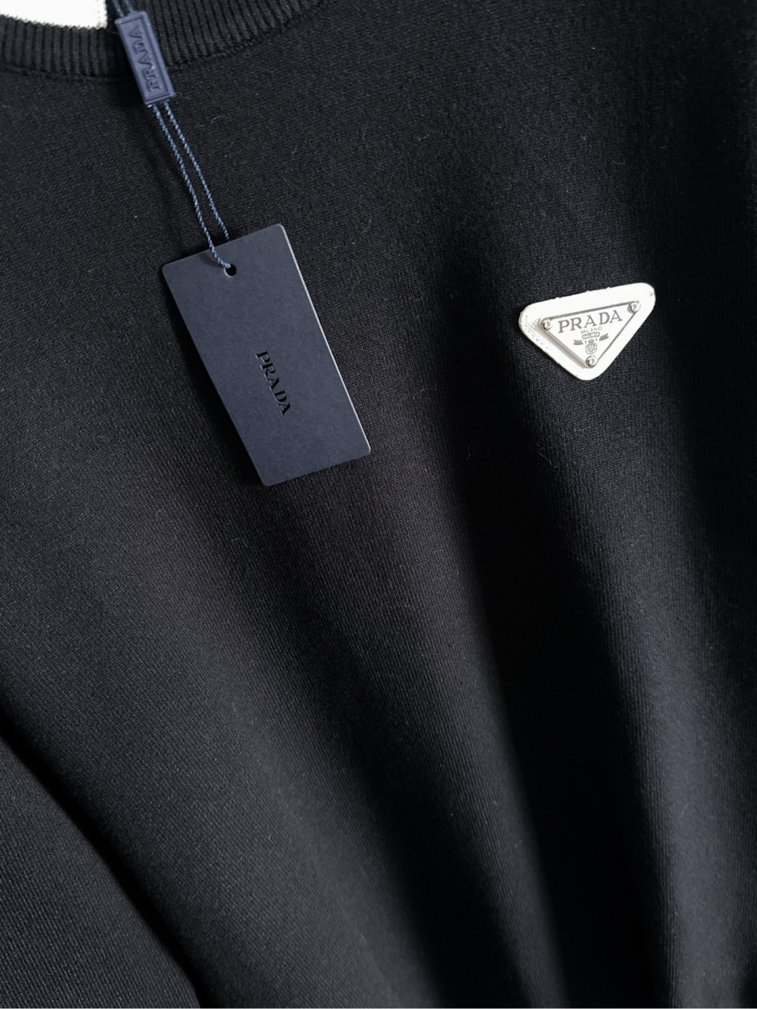 PRAD 2025SS秋冬刺绣新款简约圆领针织毛衣，精致工艺专柜面料，顶级元素融合打造，经典3标齐全，潮