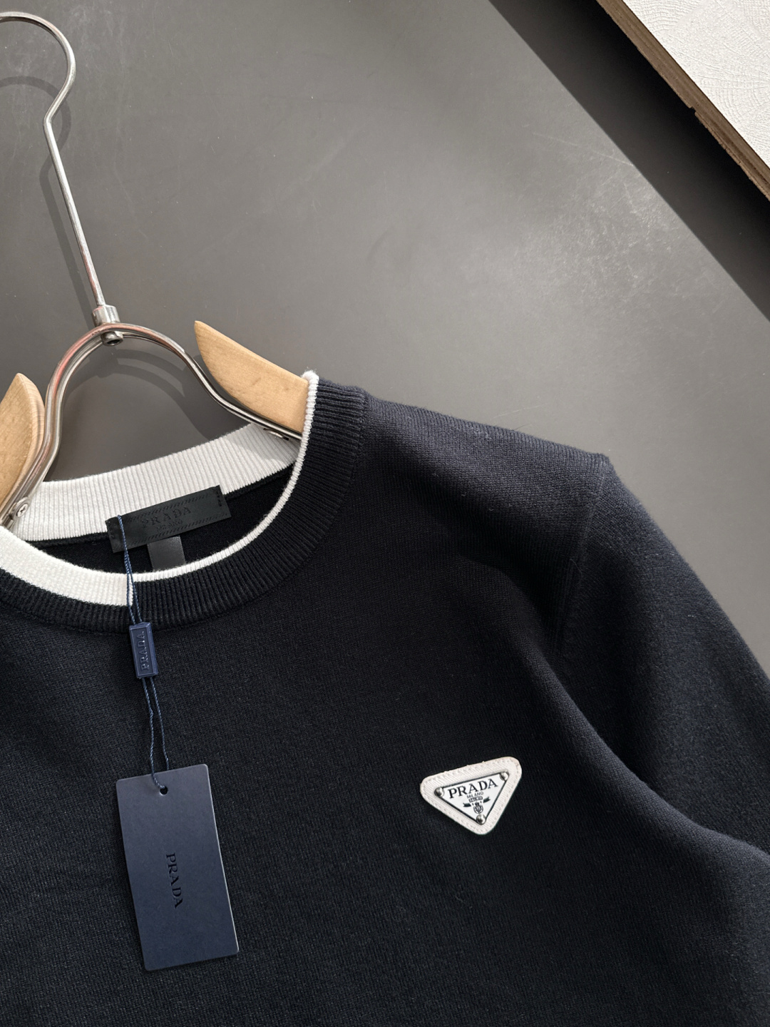 PRAD 2025SS秋冬刺绣新款简约圆领针织毛衣，精致工艺专柜面料，顶级元素融合打造，经典3标齐全，潮
