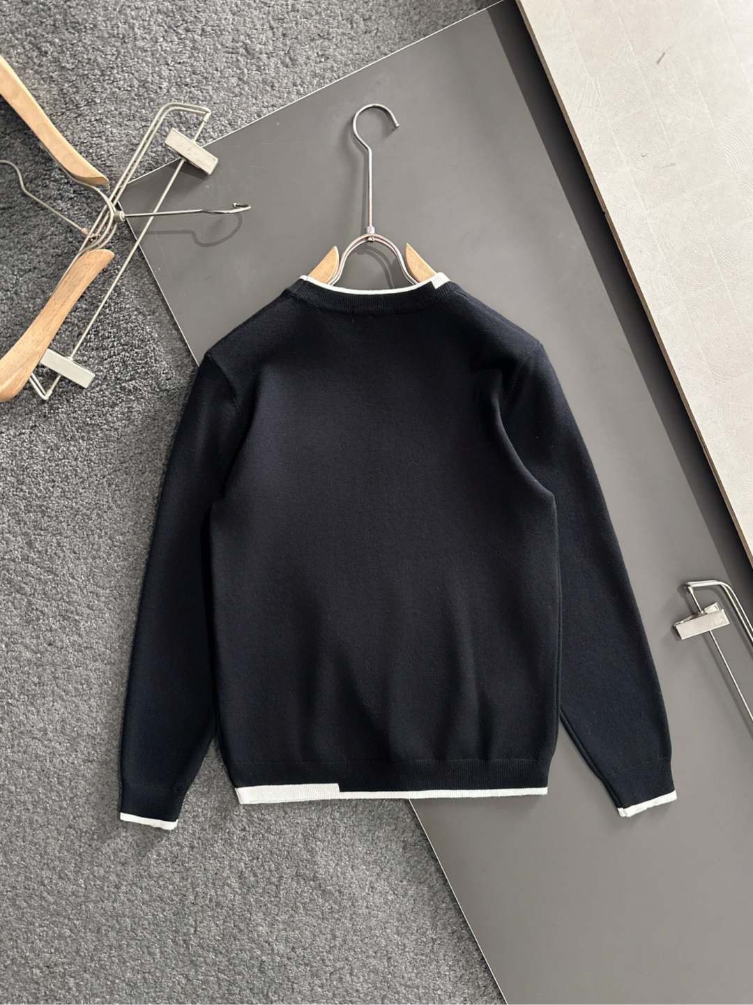 PRAD 2025SS秋冬刺绣新款简约圆领针织毛衣，精致工艺专柜面料，顶级元素融合打造，经典3标齐全，潮