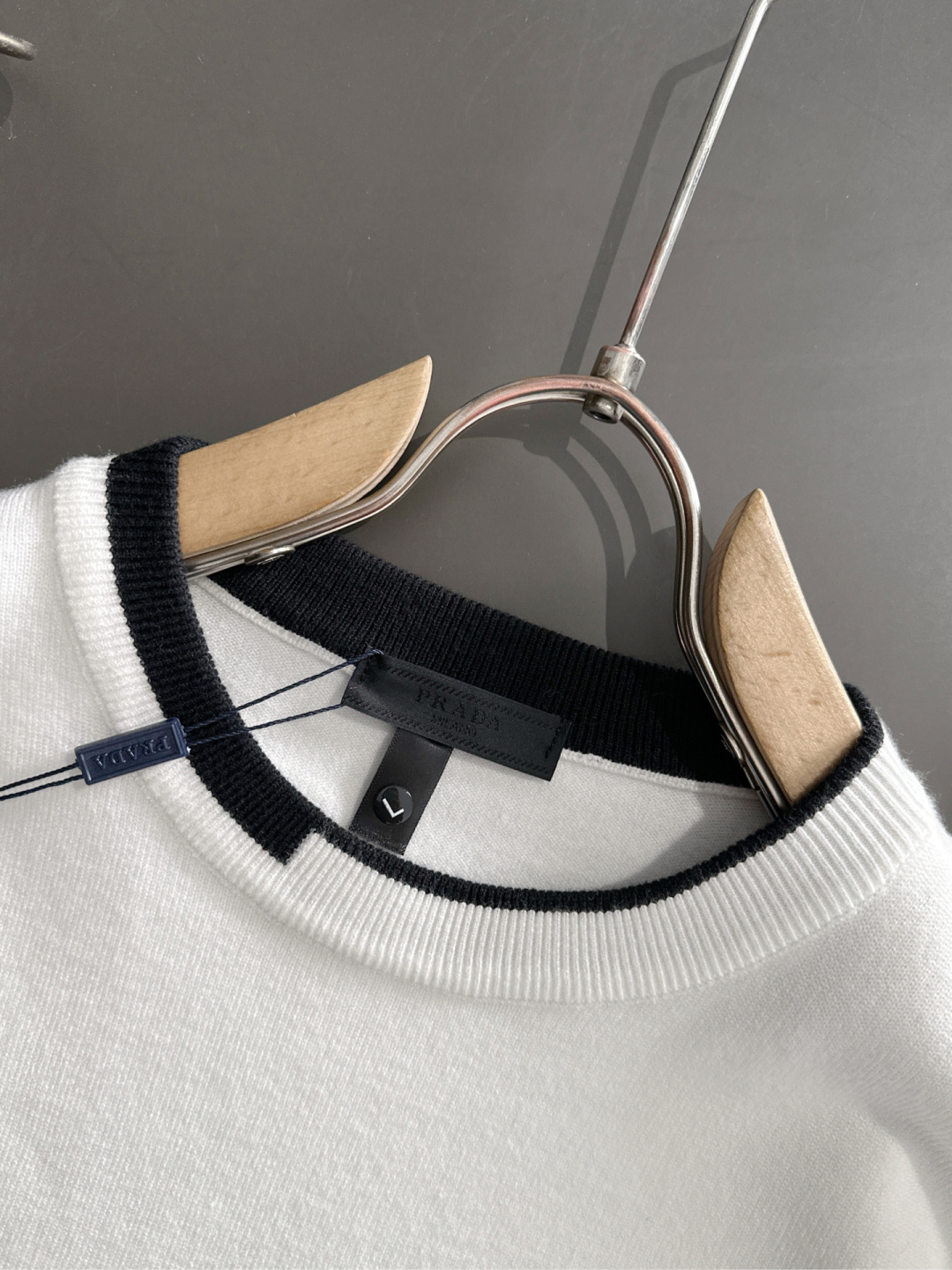 PRAD 2025SS秋冬刺绣新款简约圆领针织毛衣，精致工艺专柜面料，顶级元素融合打造，经典3标齐全，潮