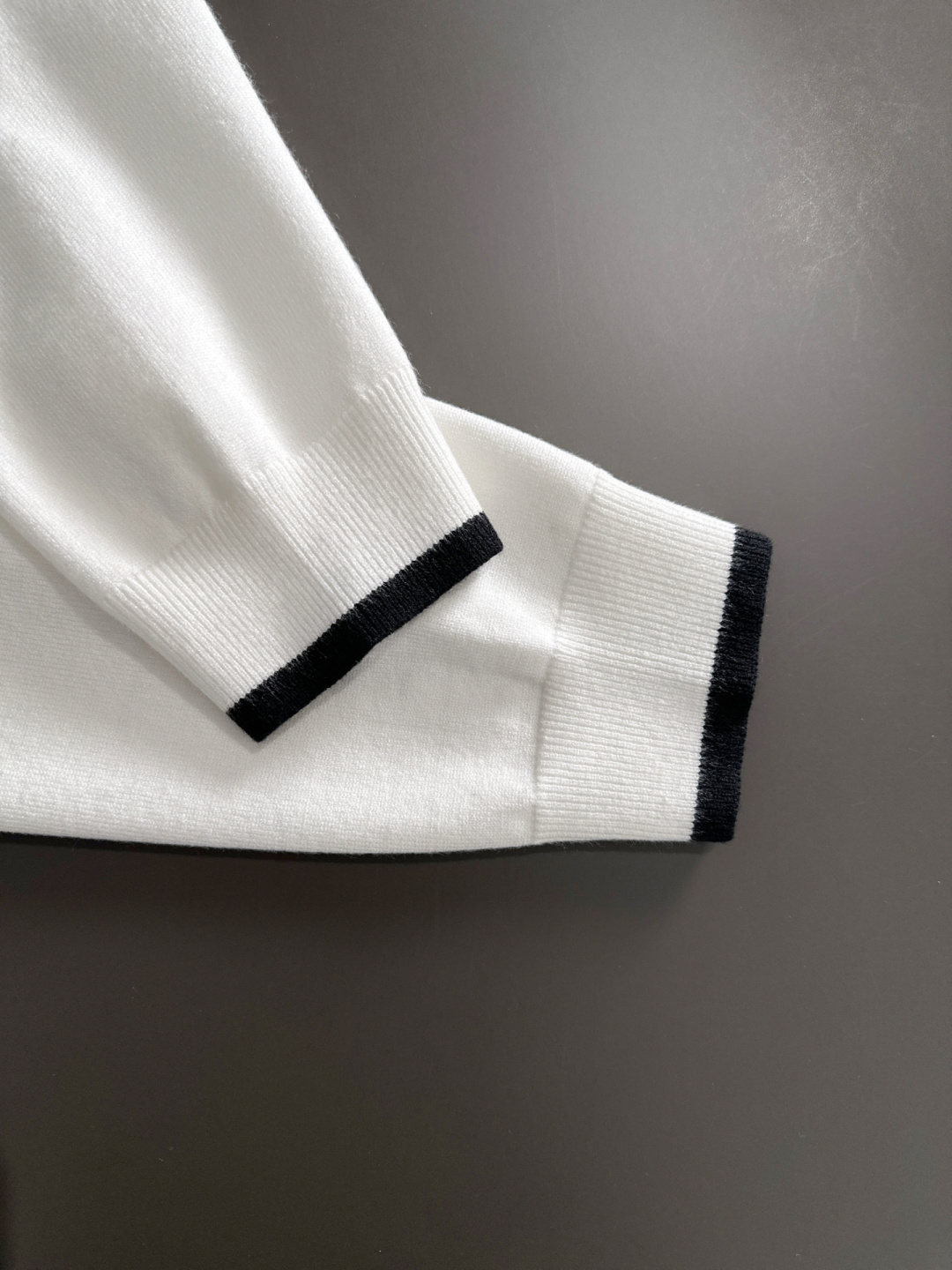 PRAD 2025SS秋冬刺绣新款简约圆领针织毛衣，精致工艺专柜面料，顶级元素融合打造，经典3标齐全，潮