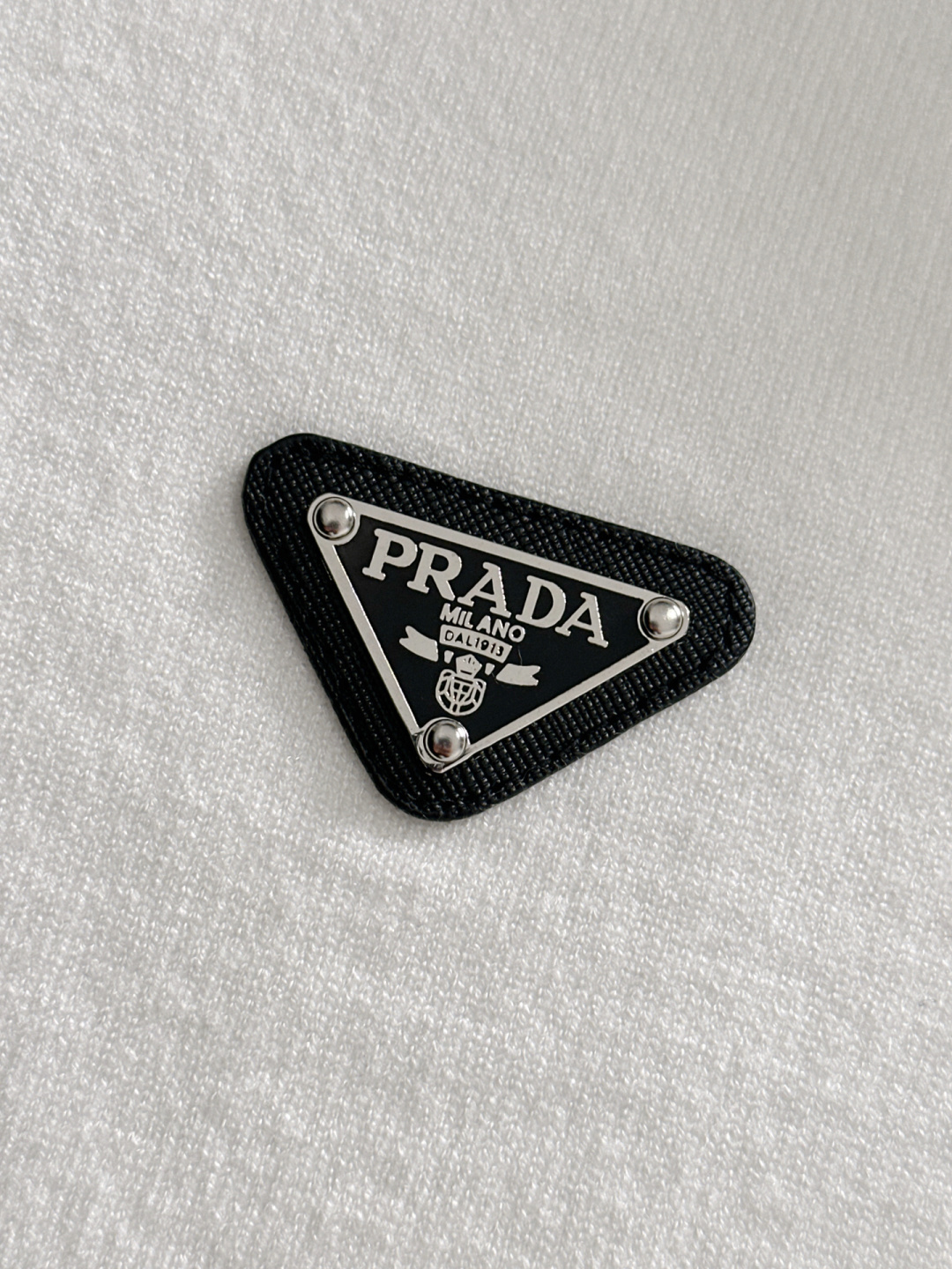 PRAD 2025SS秋冬刺绣新款简约圆领针织毛衣，精致工艺专柜面料，顶级元素融合打造，经典3标齐全，潮