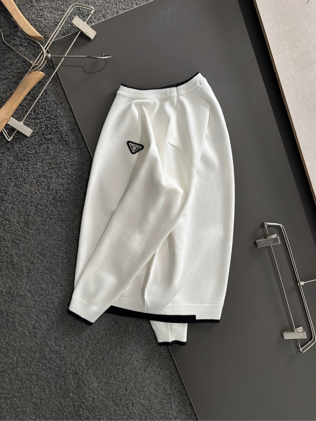 PRAD 2025SS秋冬刺绣新款简约圆领针织毛衣，精致工艺专柜面料，顶级元素融合打造，经典3标齐全，潮