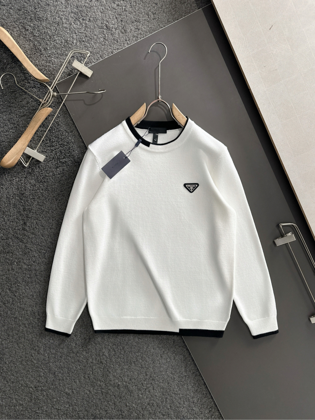 PRAD 2025SS秋冬刺绣新款简约圆领针织毛衣，精致工艺专柜面料，顶级元素融合打造，经典3标齐全，潮
