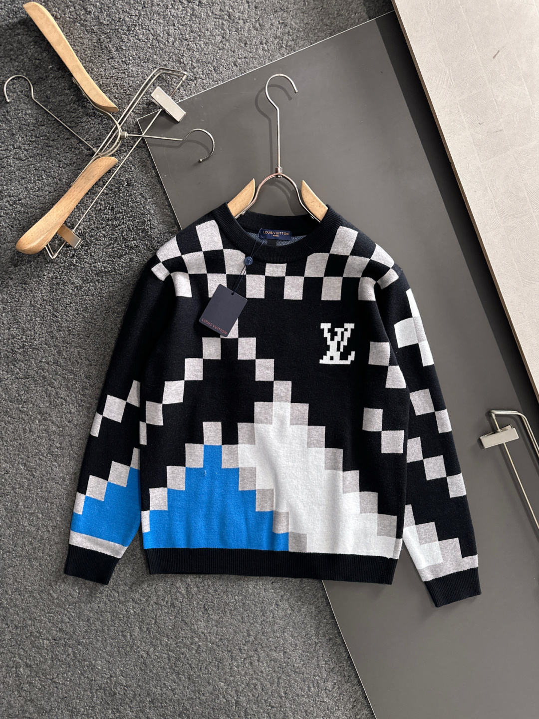 NO:711812,Support the new 1V 2025SS autumn and winter embroidered new simple round neck knitted sweater, exquisite crafts counter fabrics, fusion of top elements, complete classic 3 standards, trendy men's fashion, unparalleled in terms of upper body comfort, size M-3XL,,sweaters,19860909支持年后 1V 2025SS秋冬刺绣新款简约圆领针织毛衣,精致工艺专柜面料,顶级元素融合打造,经典3标齐全,潮男时尚,无论是上身舒适度还是都是无可比拟的存在 码数M-3XL,,sweaters,,Men's clothing