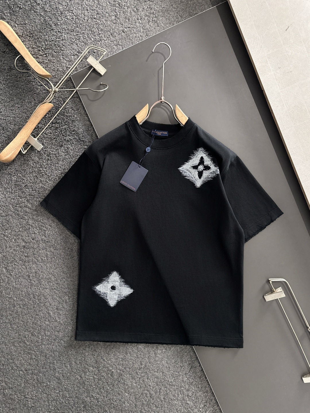 （高版本）1V 2026SS春夏最新款圆领时尚短袖T恤，官网同步，专柜纯棉面料！贴肤舒适，耐看又好穿，领