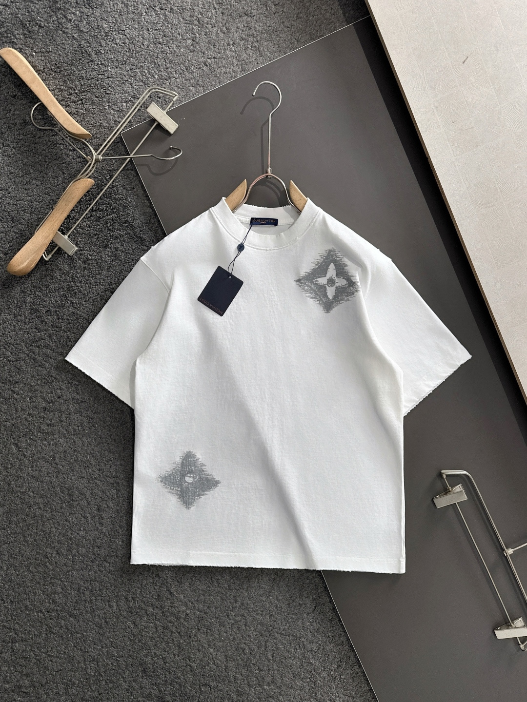 （高版本）1V 2026SS春夏最新款圆领时尚短袖T恤，官网同步，专柜纯棉面料！贴肤舒适，耐看又好穿，领