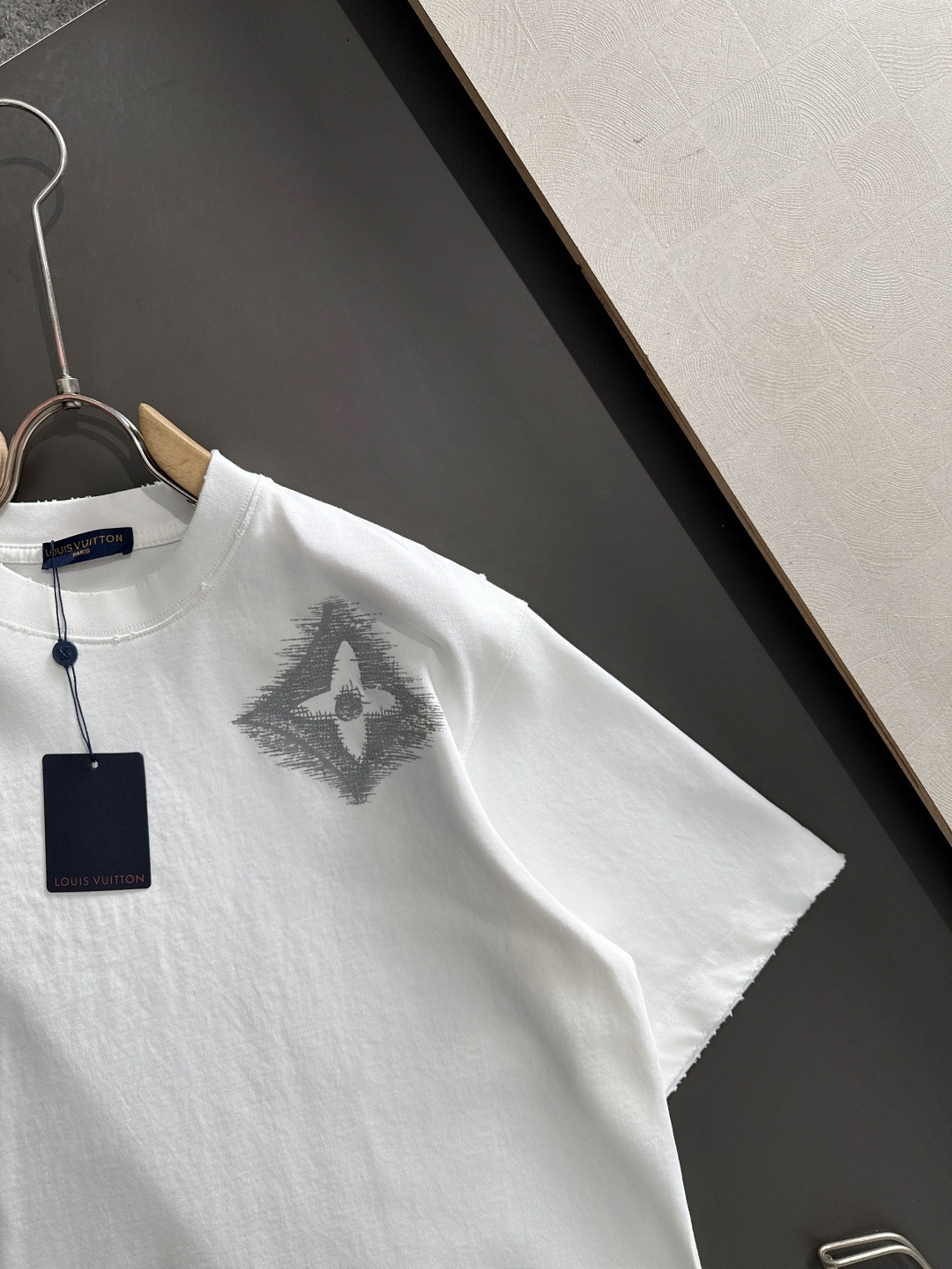 （高版本）1V 2026SS春夏最新款圆领时尚短袖T恤，官网同步，专柜纯棉面料！贴肤舒适，耐看又好穿，领