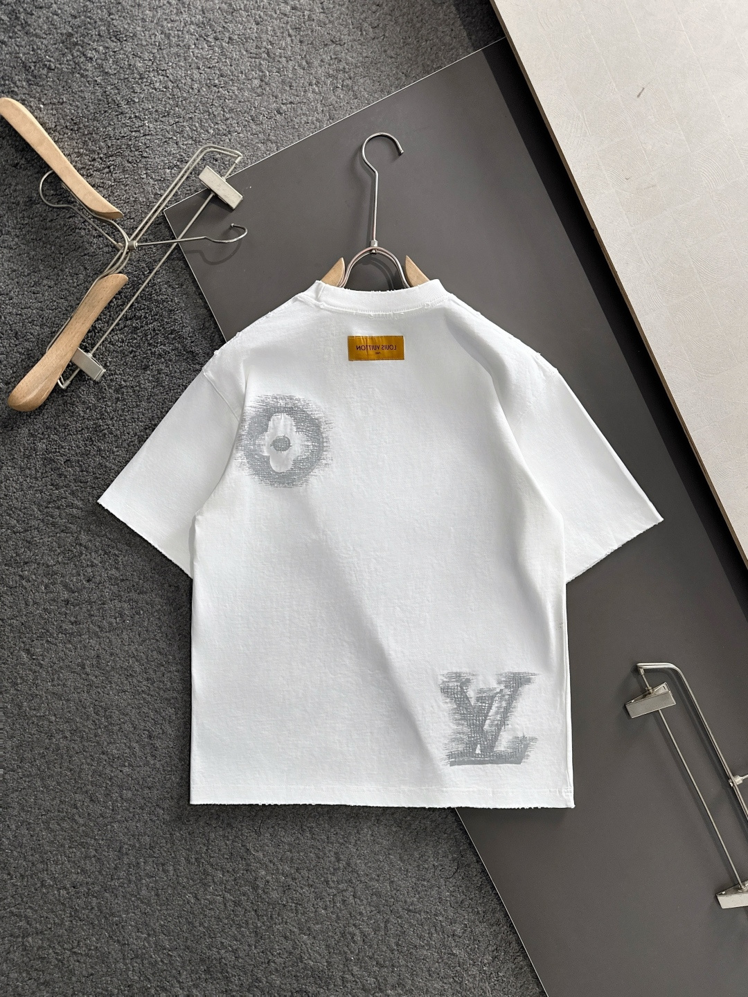 （高版本）1V 2026SS春夏最新款圆领时尚短袖T恤，官网同步，专柜纯棉面料！贴肤舒适，耐看又好穿，领