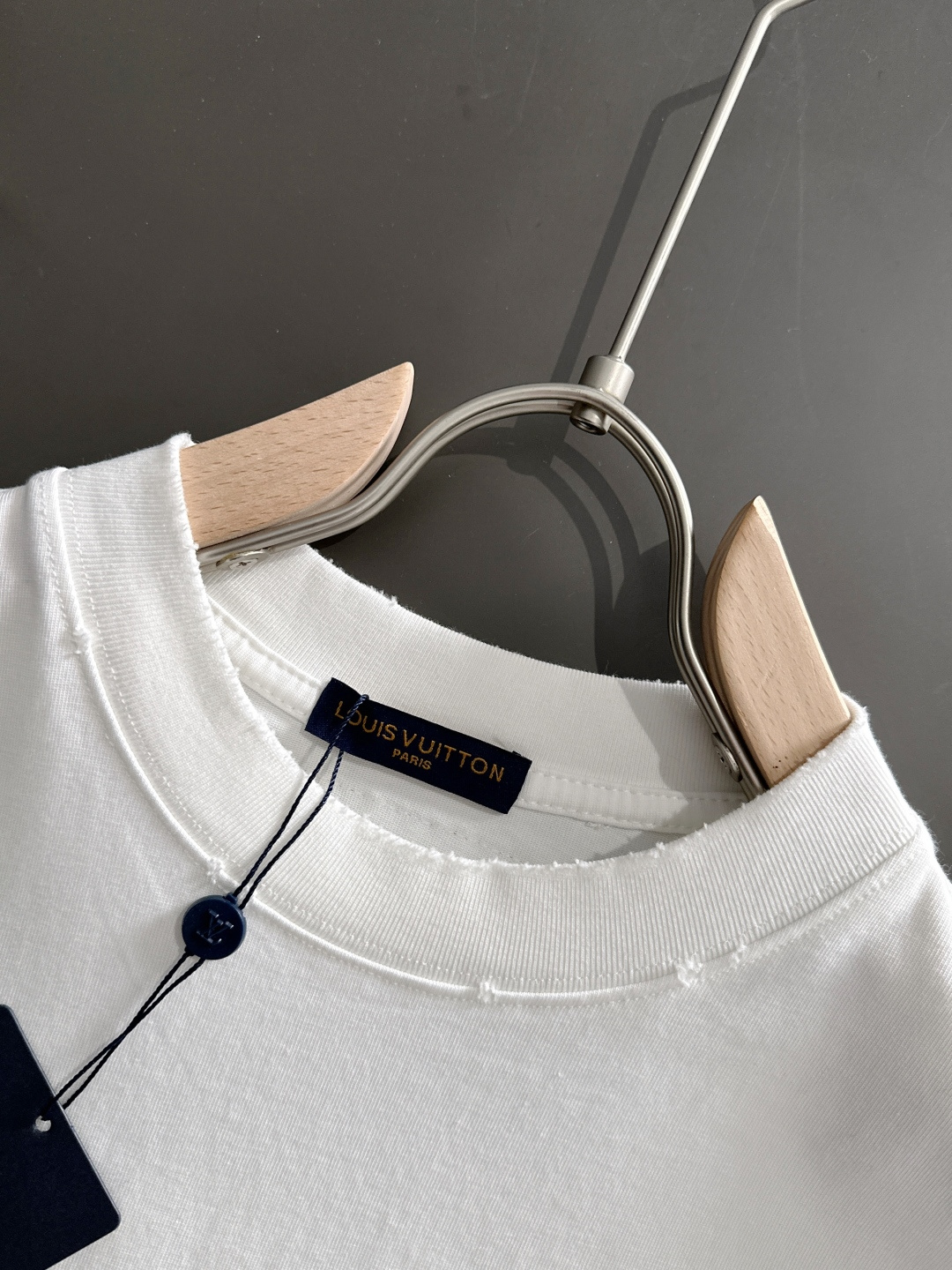 （高版本） 1V 2026SS春夏最新款圆领时尚短袖T恤，官网同步，专柜纯棉面料！贴肤舒适，耐看又好穿，