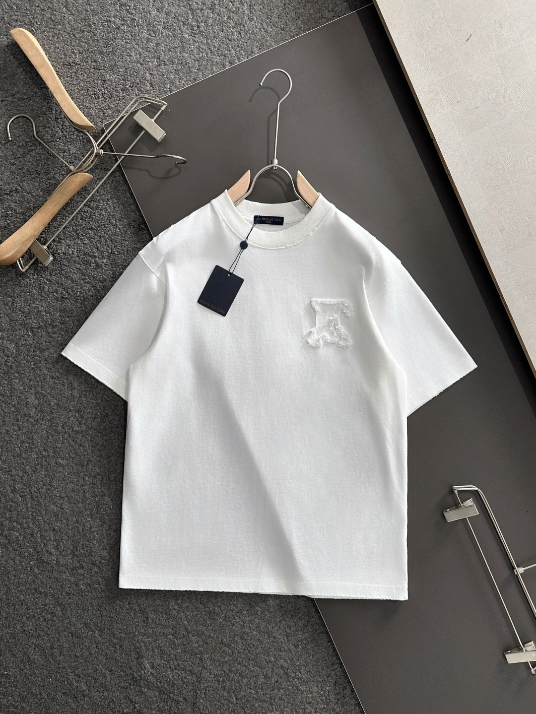 （高版本） 1V 2026SS春夏最新款圆领时尚短袖T恤，官网同步，专柜纯棉面料！贴肤舒适，耐看又好穿，