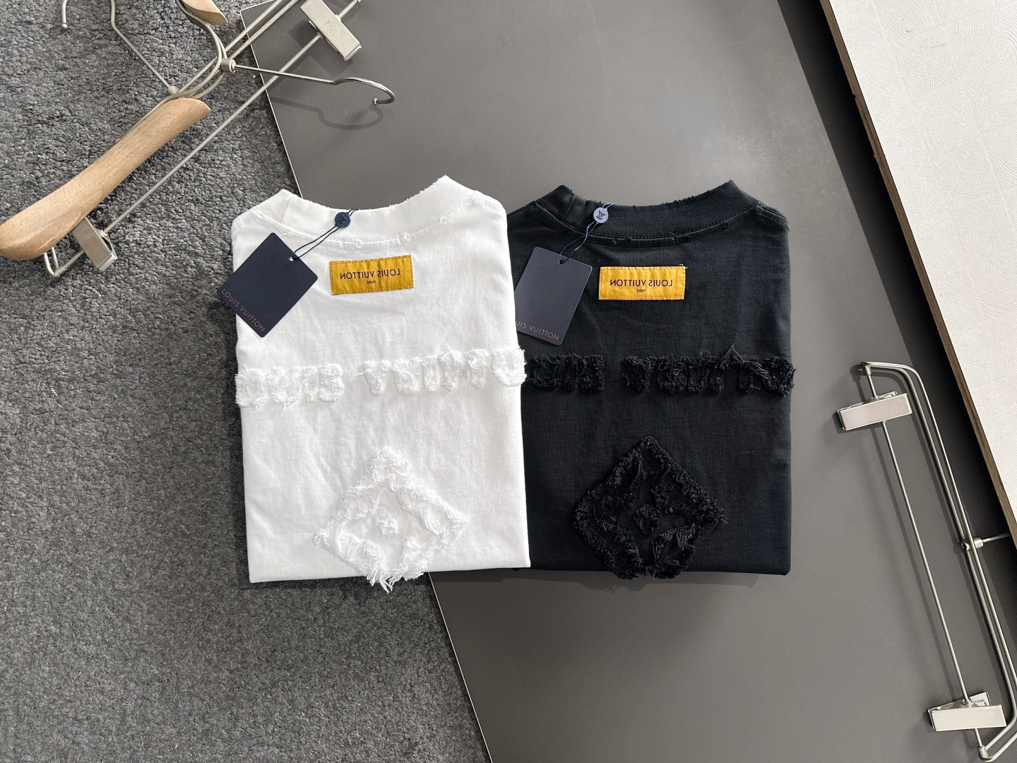 （高版本） 1V 2026SS春夏最新款圆领时尚短袖T恤，官网同步，专柜纯棉面料！贴肤舒适，耐看又好穿，