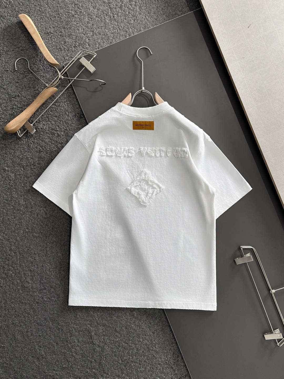 （高版本） 1V 2026SS春夏最新款圆领时尚短袖T恤，官网同步，专柜纯棉面料！贴肤舒适，耐看又好穿，