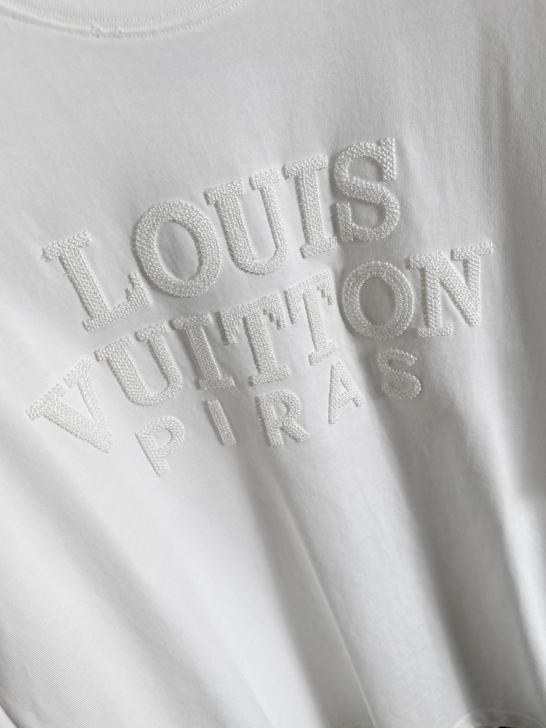 （高版本）1V 2026SS春夏最新款圆领时尚短袖T恤，官网同步，专柜纯棉面料！贴肤舒适，耐看又好穿，领