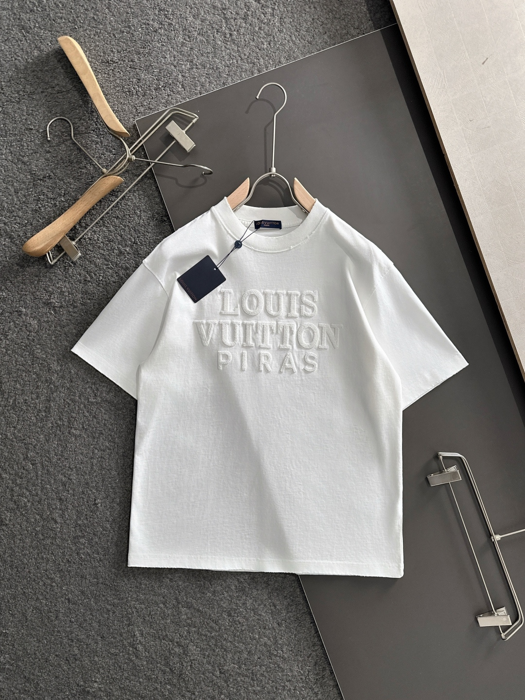 （高版本）1V 2026SS春夏最新款圆领时尚短袖T恤，官网同步，专柜纯棉面料！贴肤舒适，耐看又好穿，领