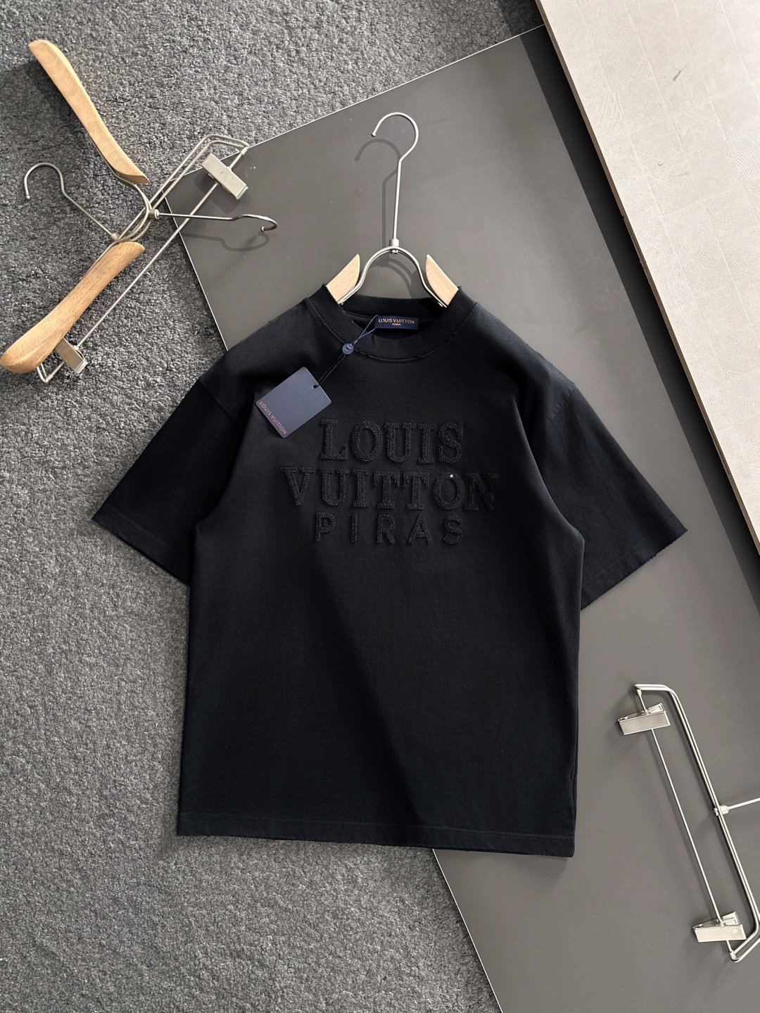 （高版本）1V 2026SS春夏最新款圆领时尚短袖T恤，官网同步，专柜纯棉面料！贴肤舒适，耐看又好穿，领