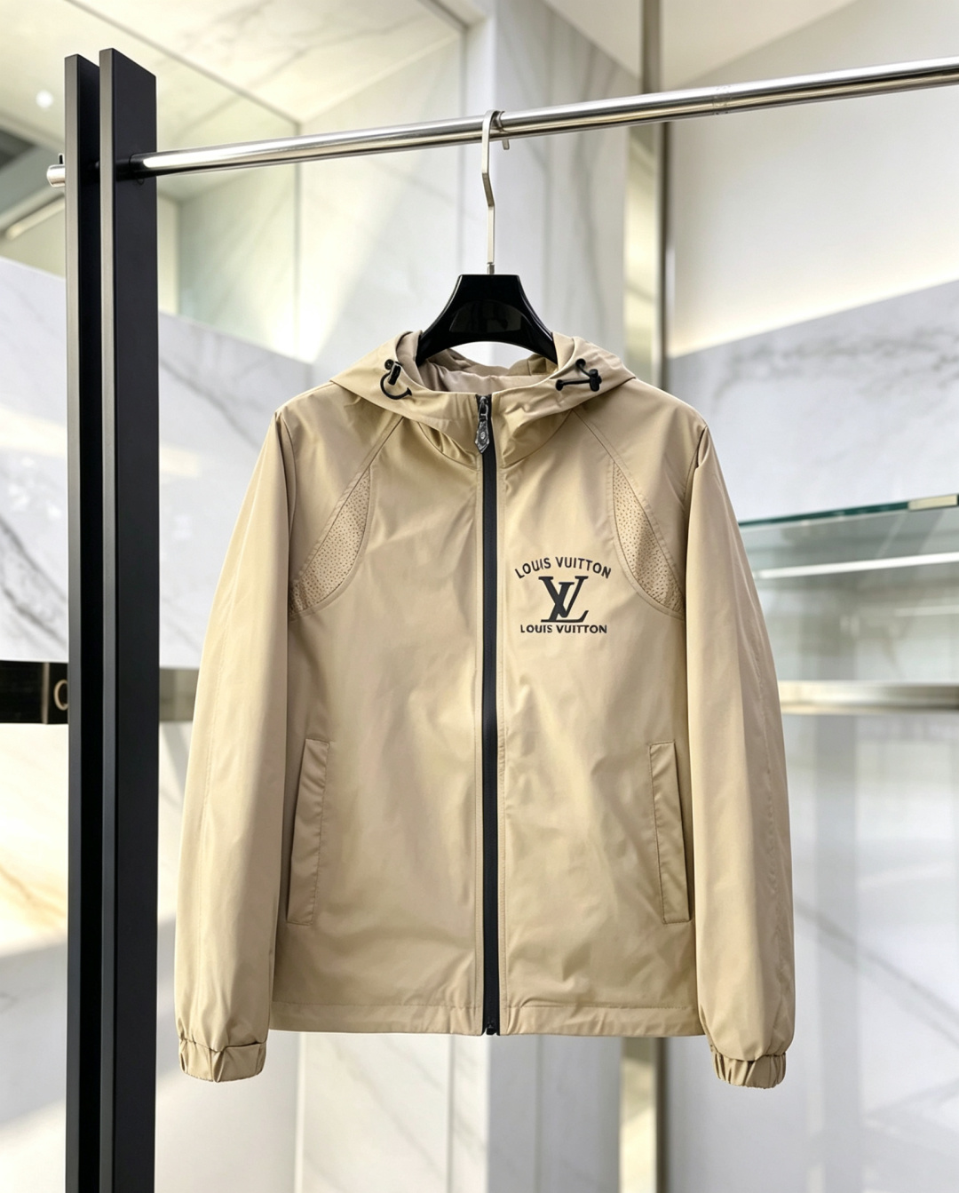 NO:957301,,, LV official website of the same style, complete with three labels, on sale in advance. 2026 new autumn men's jackets, high-end version with complete three labels from the original order. Custom-made fabrics at the counter. Highly breathable and comfortable, impeccable details, brand element design concept, reflecting high quality. Delicate and soft feel. Casual tailoring, awesome upper body size. M～3XL,, louis vuitton, jackets & coats, jackets & coats,19860909,,LV官网同款,三标齐全,提前发售 2026秋季新款男士夹克外套,原单三标齐全高端版本 专柜定制面料 透气舒适度高,细节无可挑剔,品牌元素设计理念,体现高品质.手感细腻柔软 呈现休闲裁剪,上身版型超赞 码数M～3XL,,louis vuitton,jackets & coats,jackets & coats,,Men's clothing