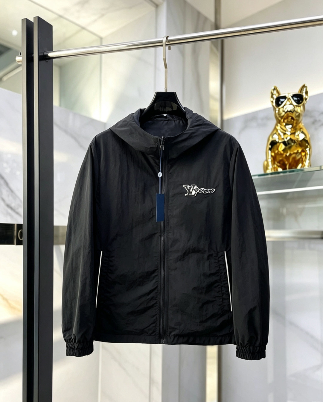NO:957315,,,Lv reversible, the same style as the official website, complete with three labels, on sale in advance. 2026 new autumn men's jackets, complete with three labels, high-end version. Custom-made fabrics at the counter. Highly breathable and comfortable, impeccable details, brand element design concept, reflecting high quality. Delicate and soft feel. Casual tailoring, excellent upper body fit. Size M~3XL. Can wear 200 pounds. Louis vuitton, jackets & coats,jackets & coats,19860909,,Lv 双面穿 官网同款,三标齐全,提前发售 2026秋季新款男士夹克外套,原单三标齐全高端版本 专柜定制面料 透气舒适度高,细节无可挑剔,品牌元素设计理念,体现高品质.手感细腻柔软 呈现休闲裁剪,上身版型超赞 码数M～3XL 可穿200斤,,louis vuitton,jackets & coats,jackets & coats,,Men's clothing