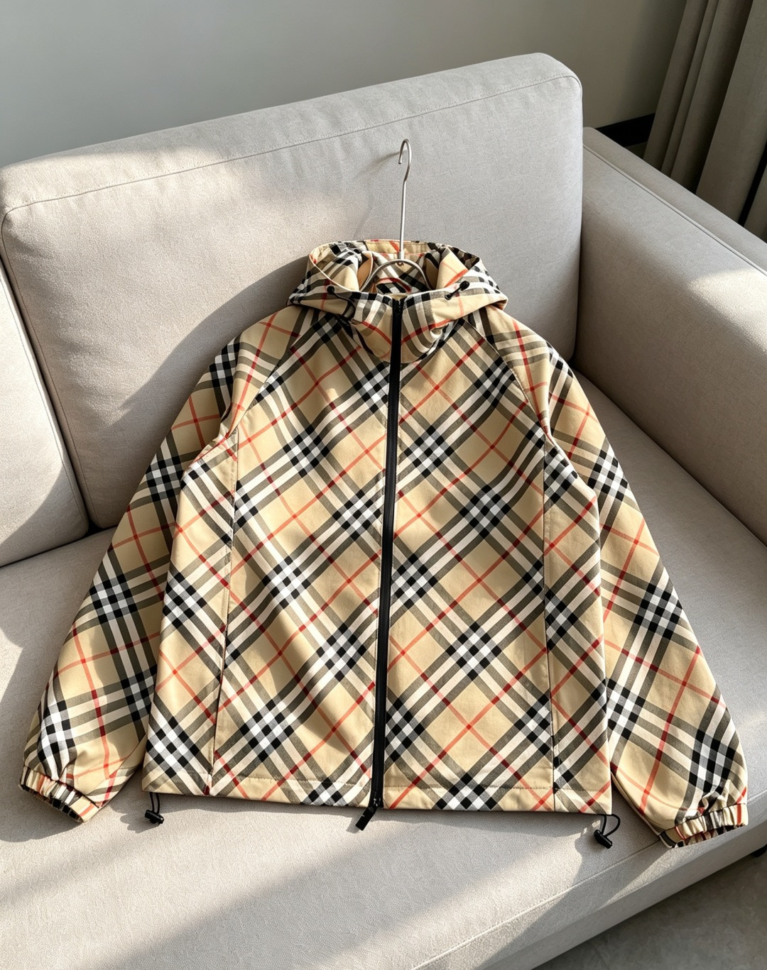 NO:947448,Directly supplied to Burberry, the same style as the official website, complete with three labels, sold in advance. 2026 new autumn men's jackets, complete with three labels, high-end version of the original order. Custom-made fabrics at the counter. Highly breathable and comfortable, impeccable details, brand element design concept, reflecting high quality. Delicate and soft feel. Casual tailoring, excellent upper body shape. Size M～3XL,,burberry,jackets & coats,jackets & coats,19860909直供巴宝莉 官网同款,三标齐全,提前发售 2026秋季新款男士夹克外套,原单三标齐全高端版本 专柜定制面料 透气舒适度高,细节无可挑剔,品牌元素设计理念,体现高品质.手感细腻柔软 呈现休闲裁剪,上身版型超赞 码数M～3XL,,burberry,jackets & coats,jackets & coats,,Men's clothing