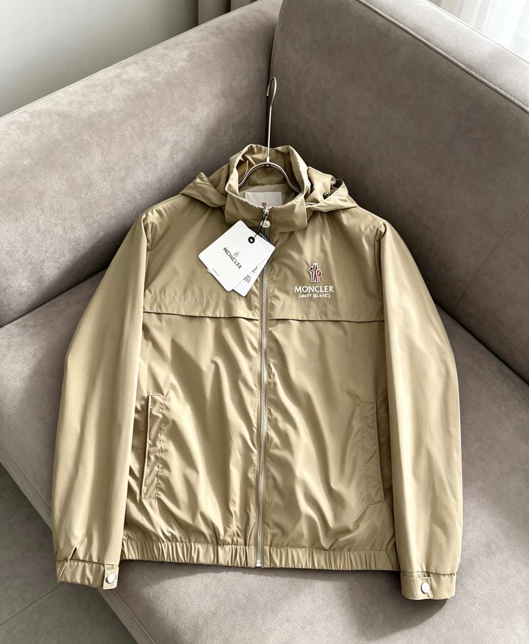 NO:947434,Directly supplied to the mouth. Same style as the official website, complete with three labels, sold in advance. 2026 new autumn men's jackets, complete with three labels, high-end version. Custom-made fabrics at the counter. Highly breathable and comfortable, impeccable details, brand element design concept, reflecting high quality. Delicate and soft feel. Casual tailoring, excellent upper body size. Size M~3XL. Maximum wear is 200 pounds. Moncler, jackets & coats, jackets & coats,19860909直供蒙口 官网同款,三标齐全,提前发售 2026秋季新款男士夹克外套,原单三标齐全高端版本 专柜定制面料 透气舒适度高,细节无可挑剔,品牌元素设计理念,体现高品质.手感细腻柔软 呈现休闲裁剪,上身版型超赞 码数M～3XL 最大穿200斤,,Moncler,jackets & coats,jackets & coats,,Men's clothing