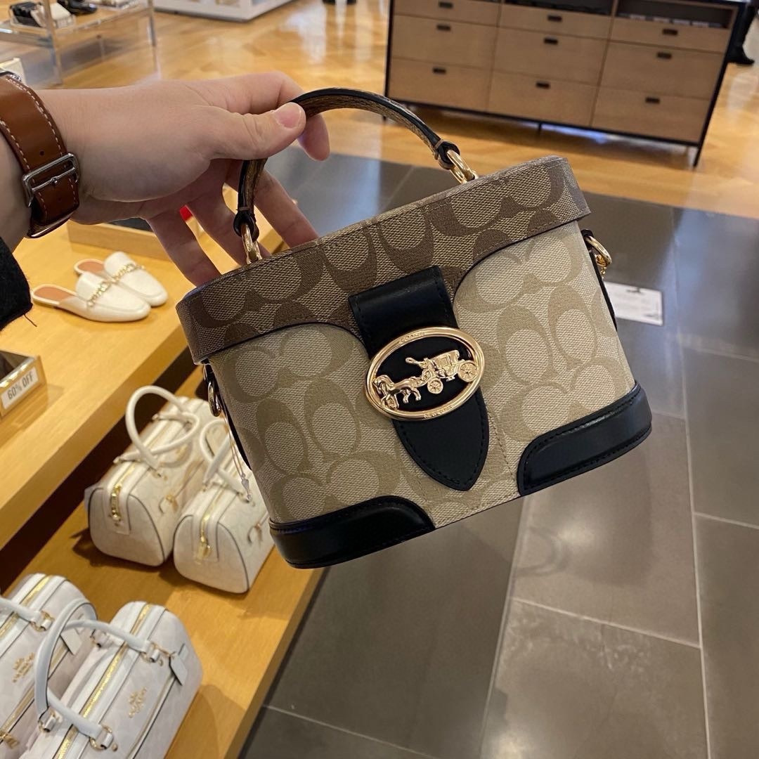 ¡El bolso caja más bonito de Coach! Ya de por sí no puedo resistir el estampado. El bolso caja es bastante ligero, las …