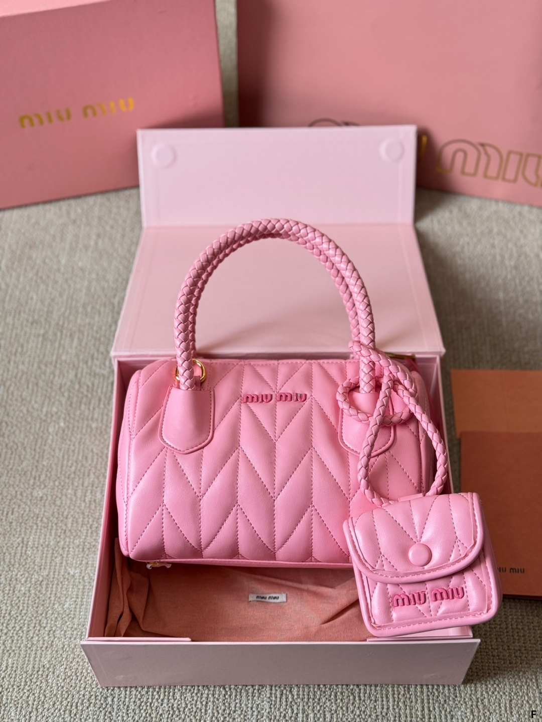 💰380 Miu新品 高级褶皱 二合一保龄球包 搭配小零钱包 精致独特的设计 时尚绝美 大方且与众不同 日常 出街必入款 凸显功能性 实用主义 柔软舒服的触感 彰显 MiuMiu 女性愈加自信，务实，前卫和酷炫的态度 尺寸：22 17cm