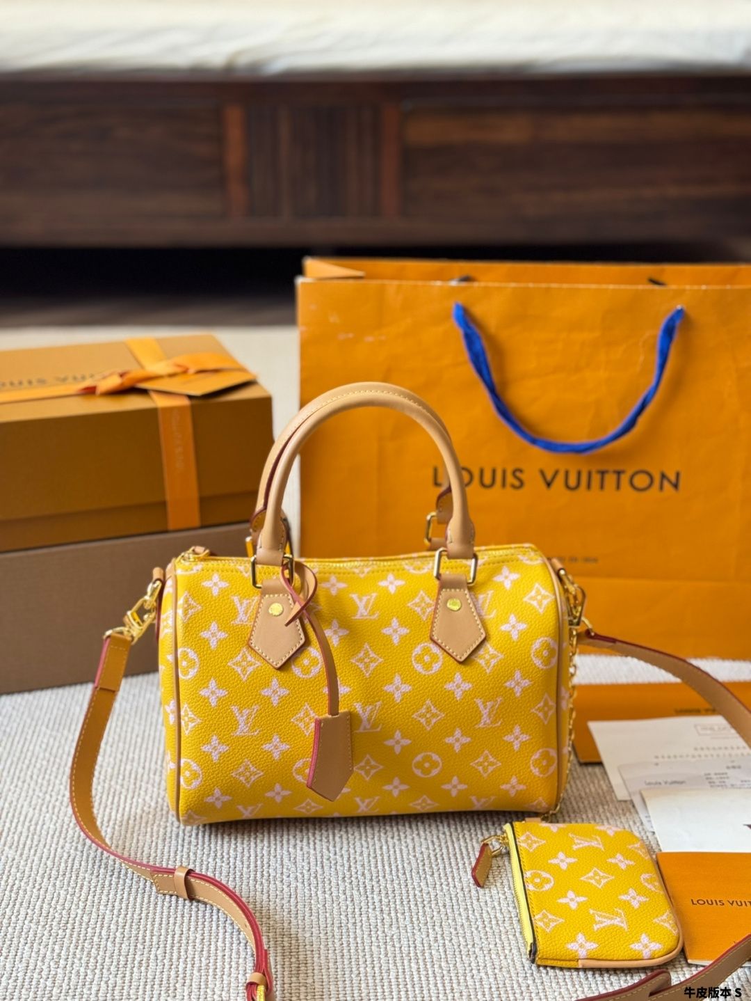 牛皮版本 💰420
LV Speedy
大小真的很合适 可以装水瓶装书装ipadmini
帮大家配过挂件了,和tiffany色系turquoise的蓝色都搭。和达菲系列的匹配度还行 港迪21冬日olu蓝毛球应该是最搭的
配件有肩带、行李牌、锁头、钥匙、一个链条小钱包、包撑,长期不用的时候包撑可以放在里面定型(但是我感觉软软塌塌比较好看 很松弛
尺寸 25 20cm