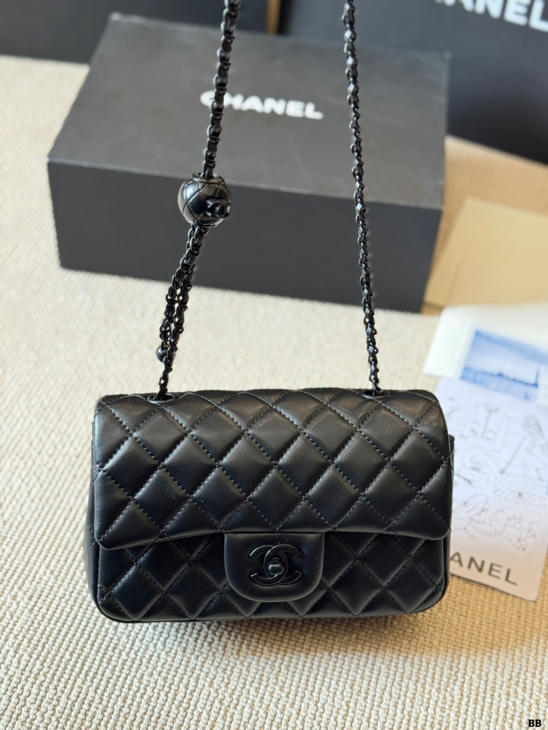 Elegante Bolso Chanel Clásico con Cadena Ajustable y Detalle de Esfera Dorada 5 cmp i1746859376509 6998 0 3