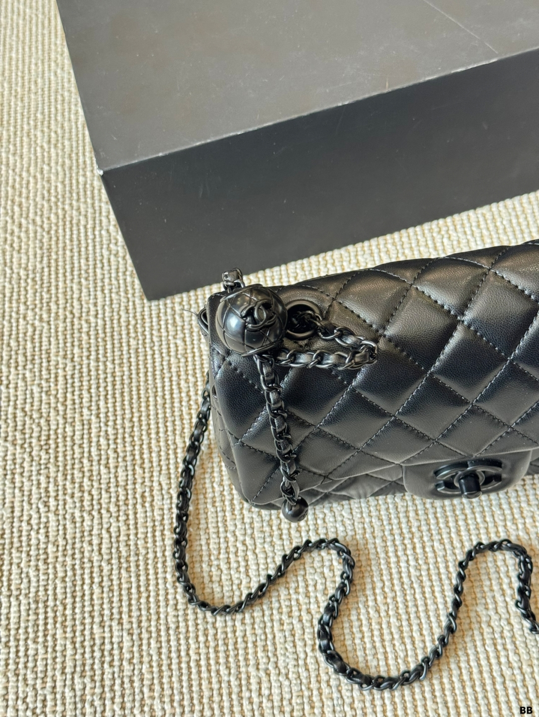 Elegante Bolso Chanel Clásico con Cadena Ajustable y Detalle de Esfera Dorada 8 cmp i1746859376509 8271 0 6