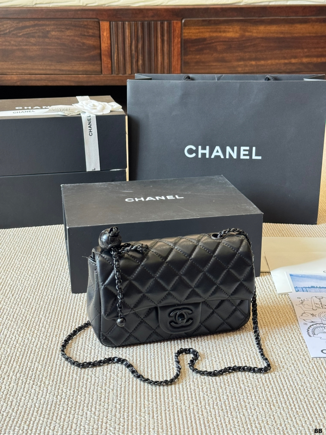 Elegante Bolso Chanel Clásico con Cadena Ajustable y Detalle de Esfera Dorada 3 cmp i1746859376509 8434 0 1