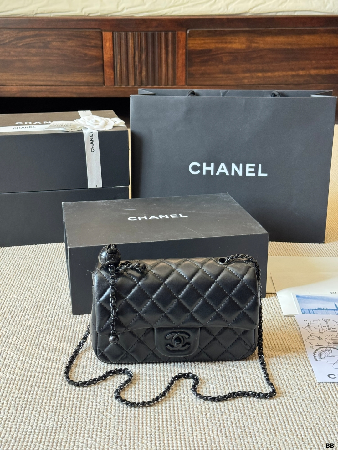 Elegante Bolso Chanel Clásico con Cadena Ajustable y Detalle de Esfera Dorada 4 cmp i1746859376510 1211 0 2