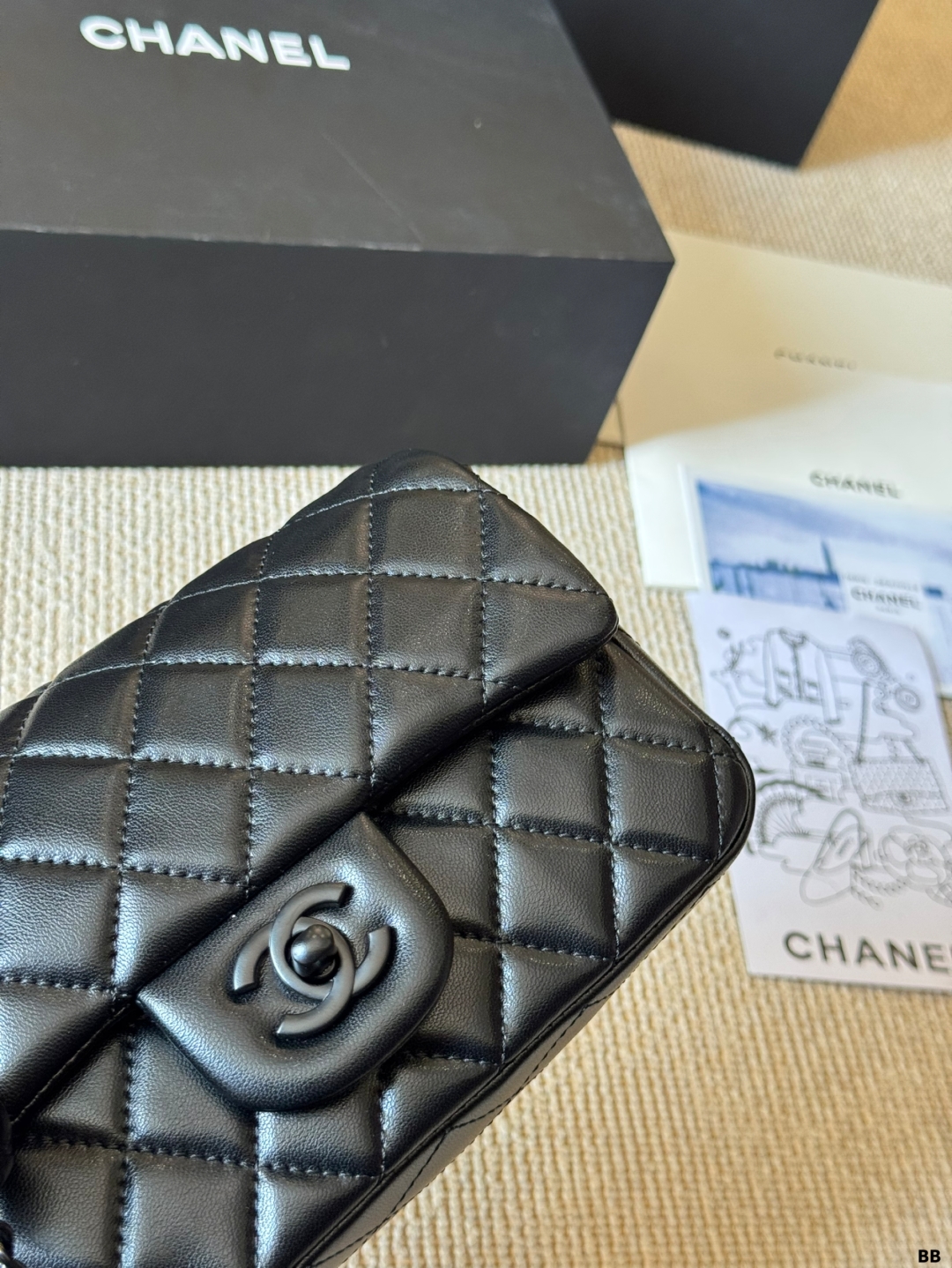 Elegante Bolso Chanel Clásico con Cadena Ajustable y Detalle de Esfera Dorada 6 cmp i1746859376510 2188 0 4
