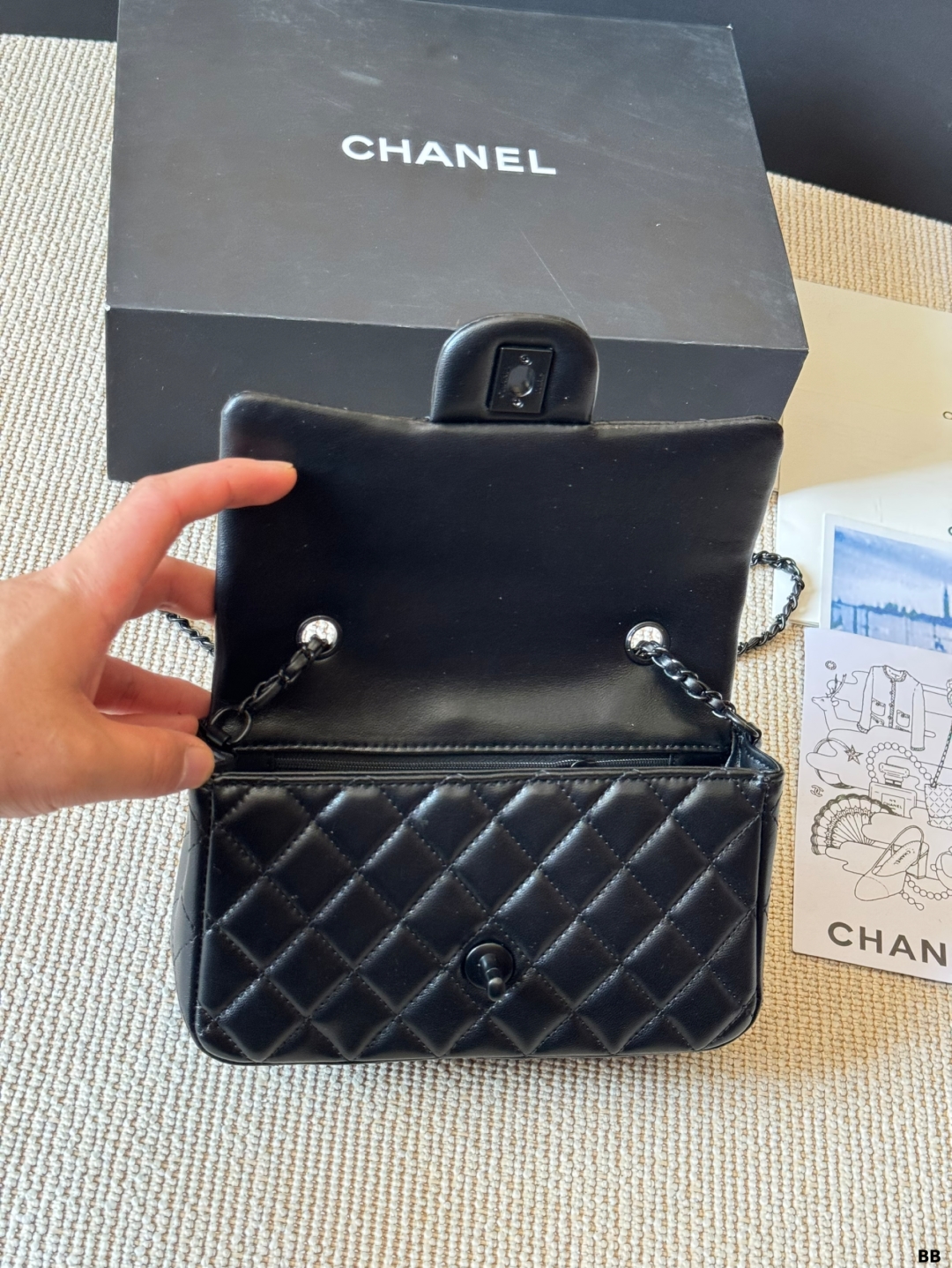 Elegante Bolso Chanel Clásico con Cadena Ajustable y Detalle de Esfera Dorada 9 cmp i1746859377874 1078 0 7
