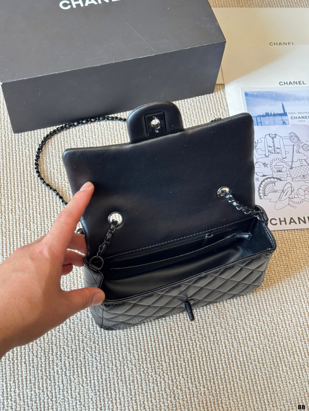 Elegante Bolso Chanel Clásico con Cadena Ajustable y Detalle de Esfera Dorada 10 cmp i1746859377874 4906 0 8
