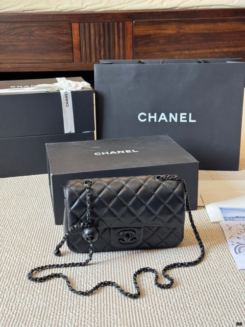Elegante Bolso Chanel Clásico con Cadena Ajustable y Detalle de Esfera Dorada 15 Elegante Bolso Chanel Clásico con Cadena Ajustable y Detalle de Esfera Dorada