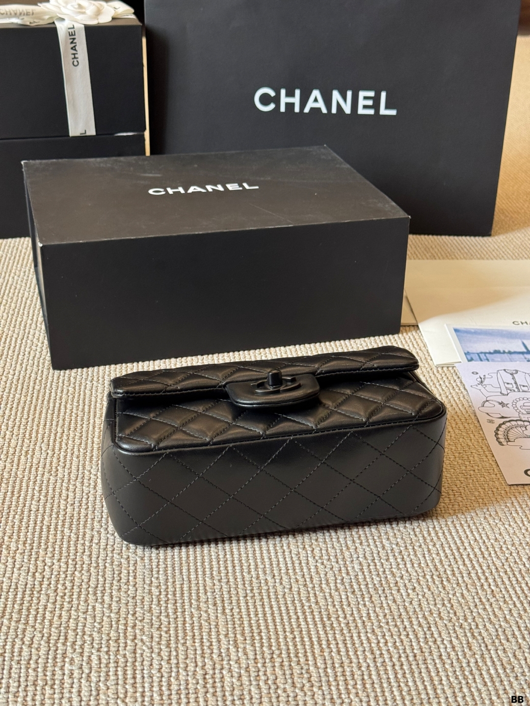 Elegante Bolso Chanel Clásico con Cadena Ajustable y Detalle de Esfera Dorada 7 cmp i1746859377875 9498 0 5