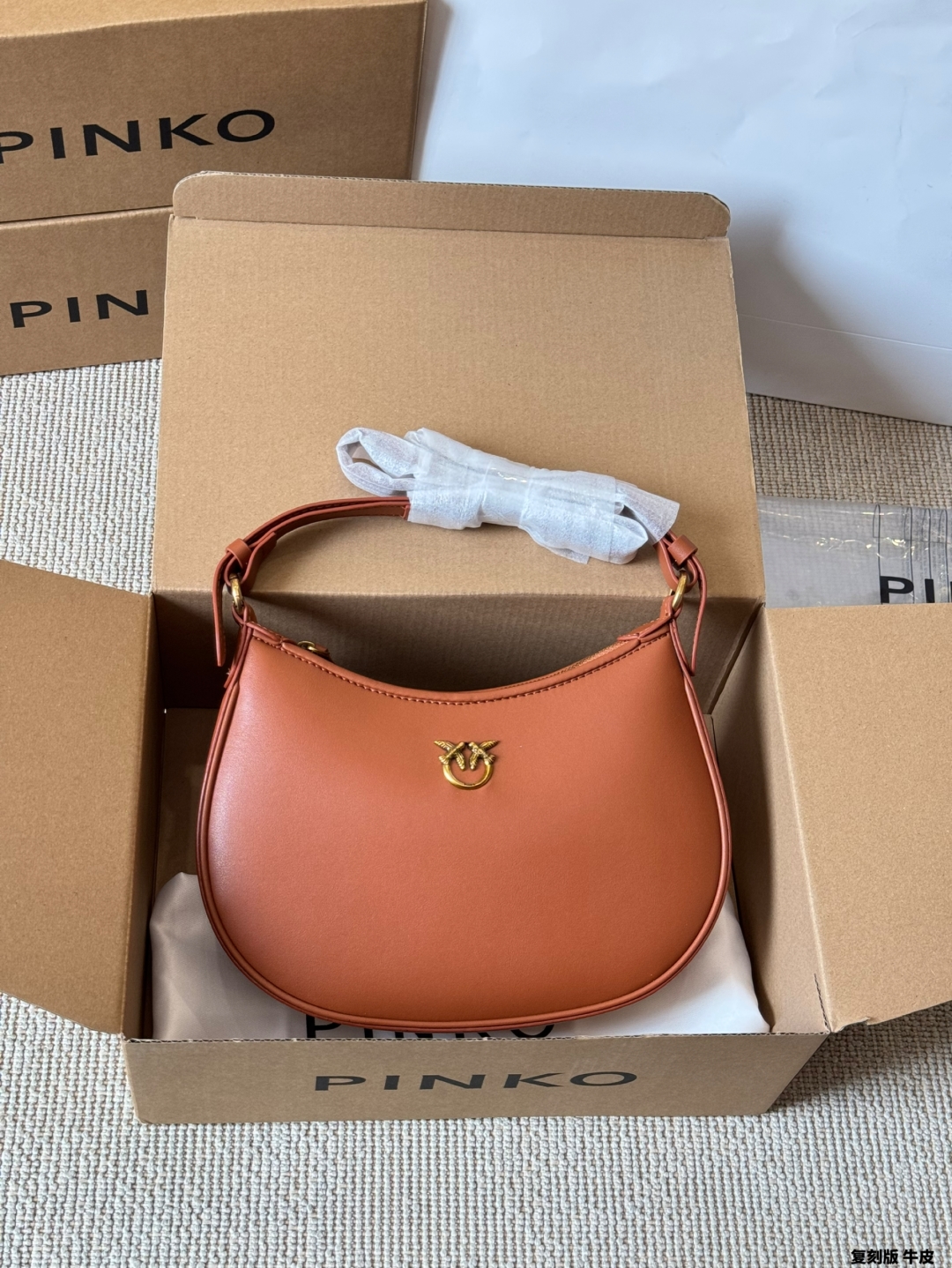 牛皮版本💰155包邮
Pinko 燕子腋下包可甜可盐
pinko也入驻LeConcept啦，LeConcept一直努力精选有自己独特风格的品牌
pinko在平价包包里算是明星喽国他的经典燕子包，是有品味和个性的妹子的最佳选择盛
即使在皮具品牌竞争激烈的的意大利，pinko仍然以独特和强烈的品牌dna占有-席之地，频繁出现在明星街拍照片中，简单的服饰搭配上一个燕子包，就会与众不同。涂鸦限量，更是让你可甜可盐，有随时成为焦点! 尺寸24 15cm 