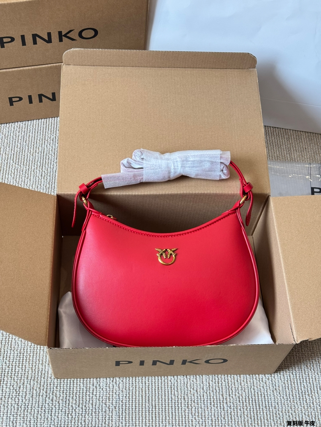 牛皮版本💰155包邮
Pinko 燕子腋下包可甜可盐
pinko也入驻LeConcept啦，LeConcept一直努力精选有自己独特风格的品牌
pinko在平价包包里算是明星喽国他的经典燕子包，是有品味和个性的妹子的最佳选择盛
即使在皮具品牌竞争激烈的的意大利，pinko仍然以独特和强烈的品牌dna占有-席之地，频繁出现在明星街拍照片中，简单的服饰搭配上一个燕子包，就会与众不同。涂鸦限量，更是让你可甜可盐，有随时成为焦点! 尺寸24 15cm 