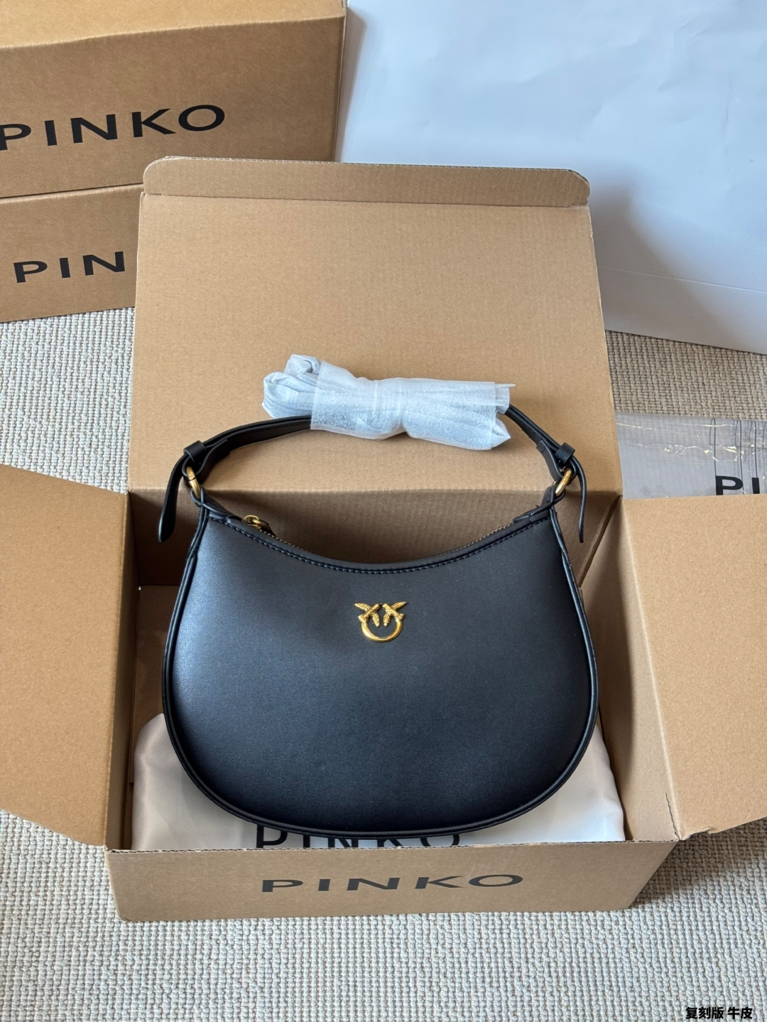 牛皮版本💰155包邮
Pinko 燕子腋下包可甜可盐
pinko也入驻LeConcept啦，LeConcept一直努力精选有自己独特风格的品牌
pinko在平价包包里算是明星喽国他的经典燕子包，是有品味和个性的妹子的最佳选择盛
即使在皮具品牌竞争激烈的的意大利，pinko仍然以独特和强烈的品牌dna占有-席之地，频繁出现在明星街拍照片中，简单的服饰搭配上一个燕子包，就会与众不同。涂鸦限量，更是让你可甜可盐，有随时成为焦点! 尺寸24 15cm 