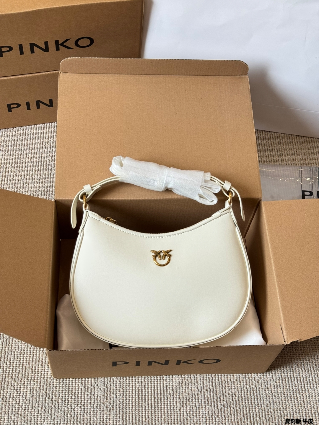 牛皮版本💰155包邮
Pinko 燕子腋下包可甜可盐
pinko也入驻LeConcept啦，LeConcept一直努力精选有自己独特风格的品牌
pinko在平价包包里算是明星喽国他的经典燕子包，是有品味和个性的妹子的最佳选择盛
即使在皮具品牌竞争激烈的的意大利，pinko仍然以独特和强烈的品牌dna占有-席之地，频繁出现在明星街拍照片中，简单的服饰搭配上一个燕子包，就会与众不同。涂鸦限量，更是让你可甜可盐，有随时成为焦点! 尺寸24 15cm 