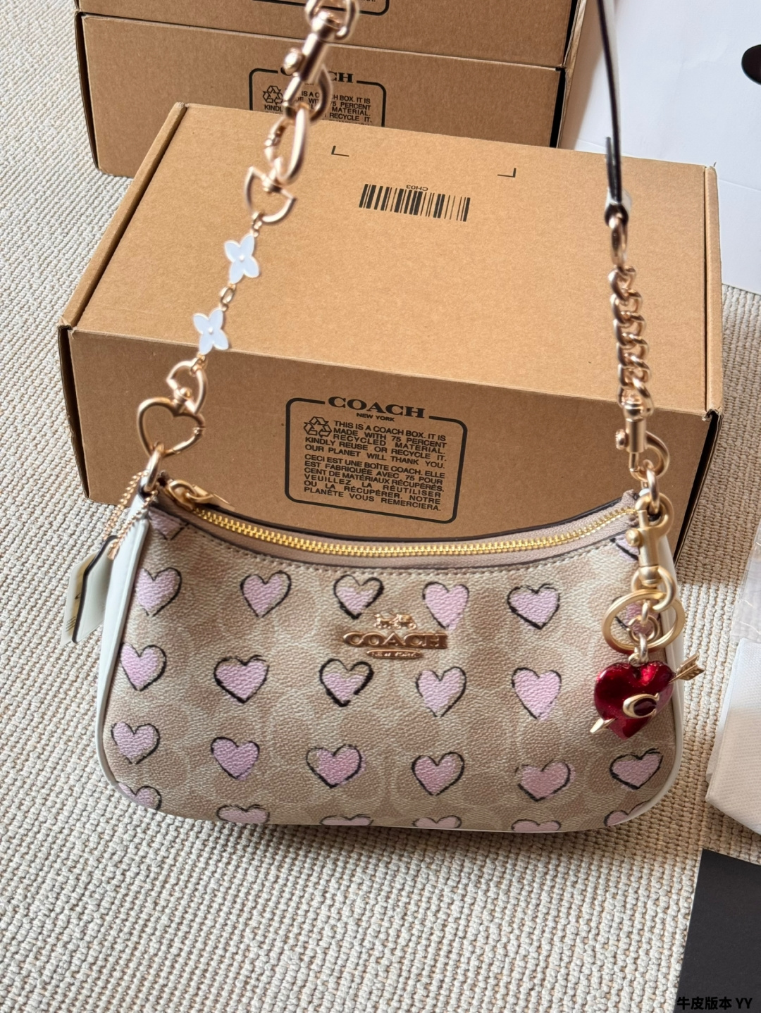 Versión en piel con colgante. El bolso de hombro más popular de Coach está aquí. El bolso de hombro más popular de la s…