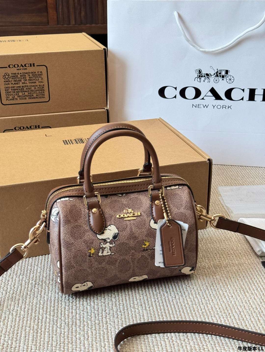 Versión de cuero Coach Snoopy mini Rowan nuevo estilo, original Coach, bolso almohada, con herrajes originale…